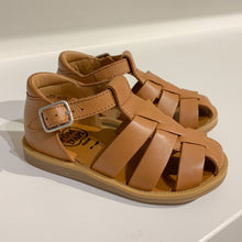 Afbeelding in Gallery-weergave laden, POM D&#39;API mini gesloten sandaal cognac
