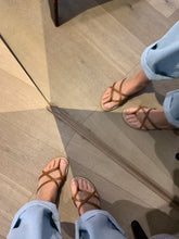 Afbeelding in Gallery-weergave laden, FLO slipper cognac gekruist
