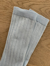 Afbeelding in Gallery-weergave laden, CARLOMAGNO kniekous ribbel celeste
