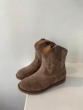 Afbeelding in Gallery-weergave laden, OCRA cowboylaarsje taupe daim
