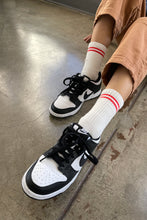 Afbeelding in Gallery-weergave laden, LE BON SHOPPE boyfriend socks clean white
