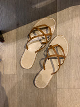 Afbeelding in Gallery-weergave laden, FLO slipper cognac gekruist
