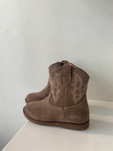 Afbeelding in Gallery-weergave laden, OCRA cowboylaarsje taupe daim
