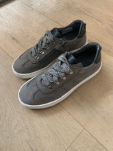 Afbeelding in Gallery-weergave laden, TRIBOO sneaker grijze nubuck
