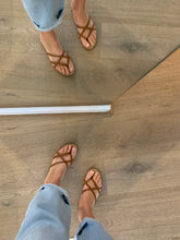 Afbeelding in Gallery-weergave laden, FLO slipper cognac gekruist
