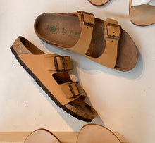 Afbeelding in Gallery-weergave laden, BIRKENSTOCK arizona caramel (vegan)
