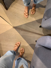 Afbeelding in Gallery-weergave laden, FLO slipper cognac gekruist
