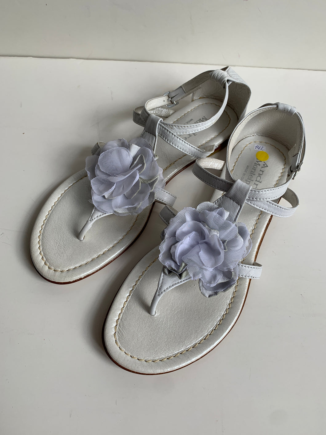 MONTELPARE sandaal bloem wit