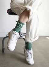 Afbeelding in Gallery-weergave laden, LE BON SHOPPE boyfriend socks moss
