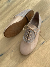 Afbeelding in Gallery-weergave laden, ELI veterschoen nude lak/glitter

