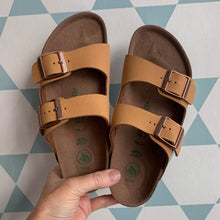 Afbeelding in Gallery-weergave laden, BIRKENSTOCK arizona caramel (vegan)
