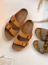 Afbeelding in Gallery-weergave laden, BIRKENSTOCK arizona caramel (vegan)
